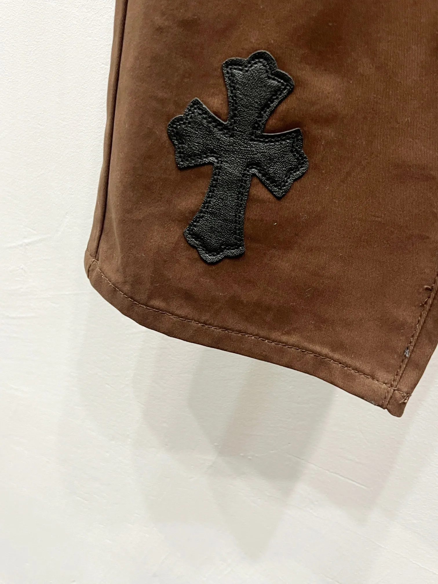 P260 Style No.: (c046) ChromeHearts & ChromeHearts brown casual pants and jeans, original hardware accessories, washed and other hanging tags, QR code analysis is from the original factory, high degree of restoration, you are welcome to compare the products~ Three-dimensional version Loose and comfortable, not picky about the figure, taller and slimmer, factory Seiko, original quality control, same style for men and women, can be matched with couples, versatile recommendation, must-have jeans for all seasons, fashionable people have been disappointed From the quality selection of fabrics, the tailoring of details, and the matching of patterns, everything is impeccable! The upper body is so handsome when worn...it can be easily worn by men, women and children! The craftsmanship is made of heavy-duty washed pure cotton denim fabric. After washing, it is soft and thick and looks very stylish when worn. Size: 28, 30, 32, 34, 36 (S-XXL) Color: Brown